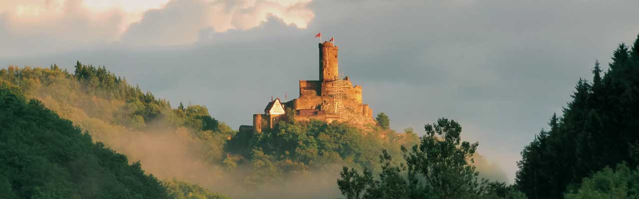 Die Gruppe Teilt sich auf zwischen dem Mittelalterlichen Frühlingsfest auf der Ehrenburg zu Brodenbach und dem Oster-Rittertunier auf dem Loreleyplateau.